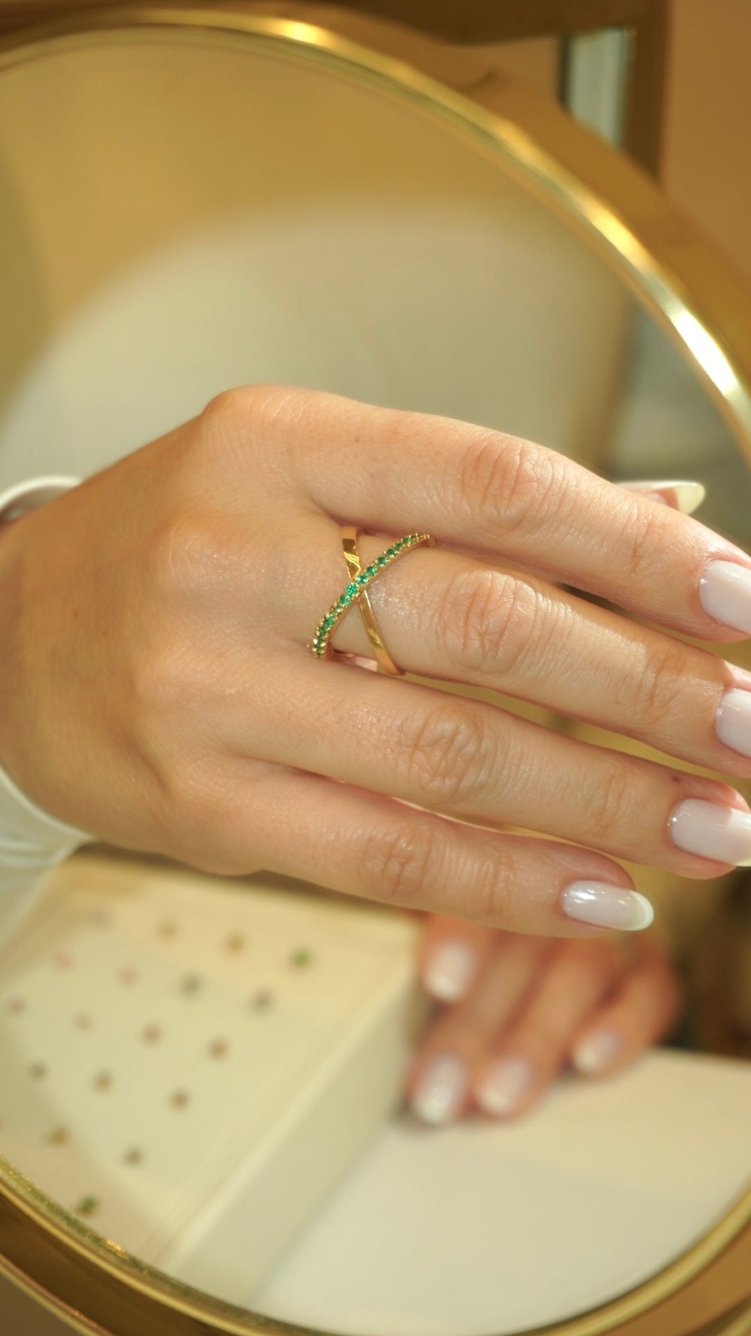 Anillo cruzado esmeraldas